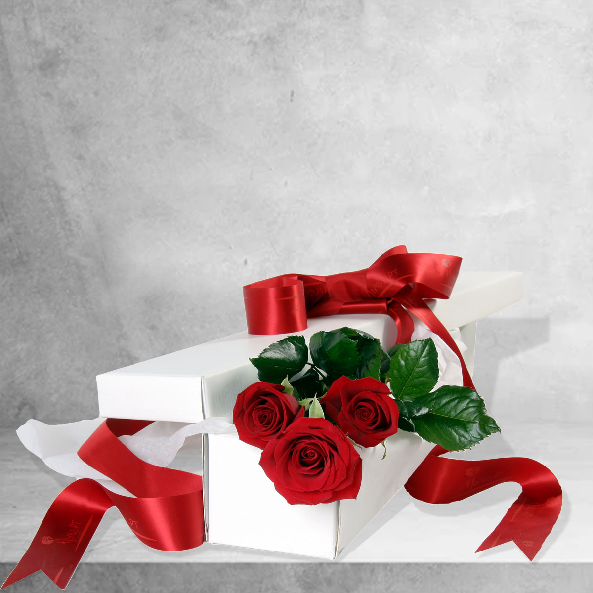 Caixa Branca Com TrÊs Rosas - Floristas, entrega de flores lisboa
