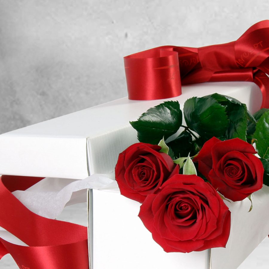 Caixa Branca Com TrÊs Rosas Caixa Branca Com TrÊs Rosas - Floristas, entrega de flores lisboa
